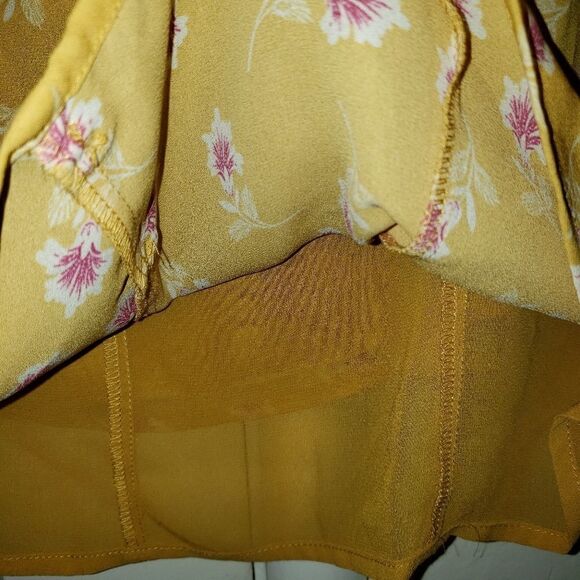 Vince Camuto Faux Button Front Floral Cami Top - Picture 6 of 9